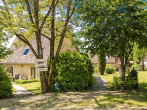 Beautiful Holiday Home in Thenon with Swimming Pool